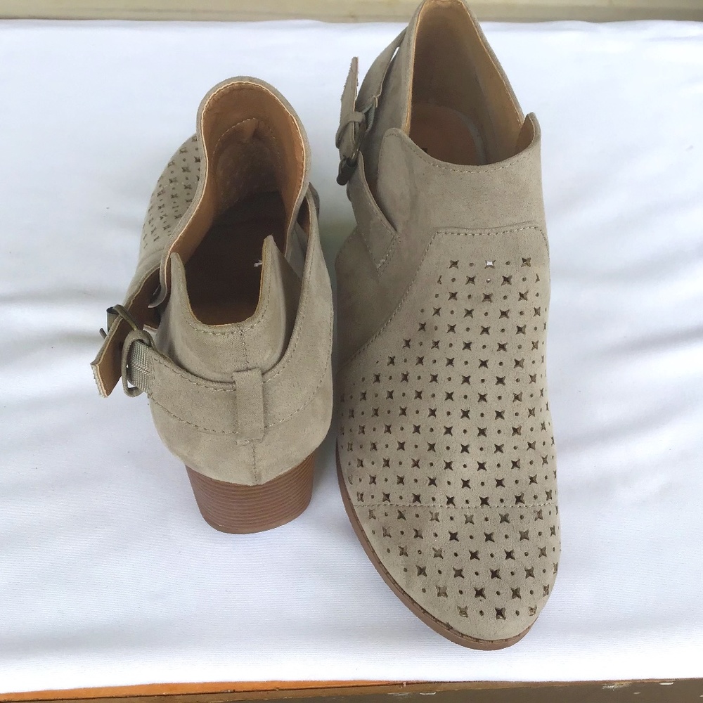 Maurices size 8 light brown/tan women’s work, evening or work shoes